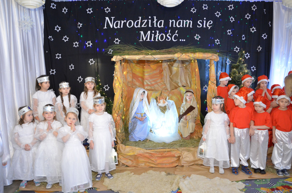 Przedszkolaki z życzeniami dla podopiecznych domów opieki [zdjęcia]