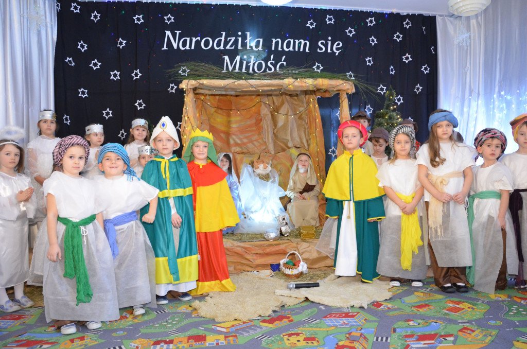 Przedszkolaki z życzeniami dla podopiecznych domów opieki [zdjęcia]