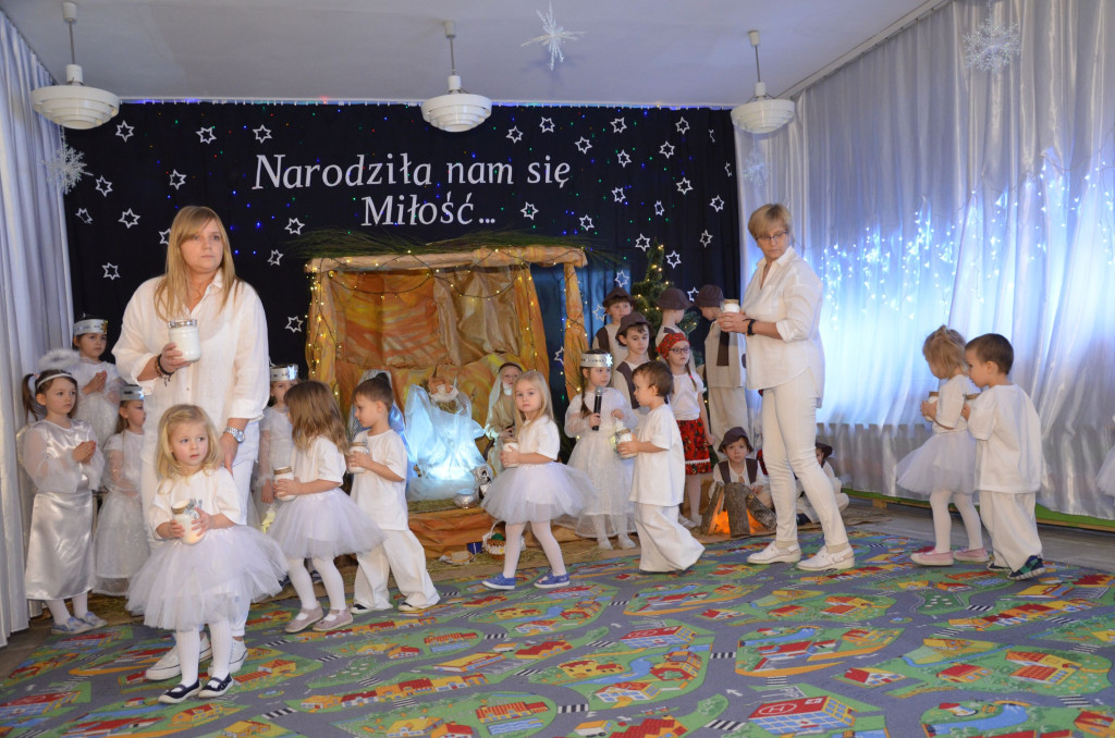 Przedszkolaki z życzeniami dla podopiecznych domów opieki [zdjęcia]