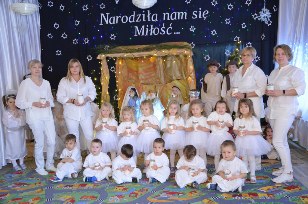 Przedszkolaki z życzeniami dla podopiecznych domów opieki [zdjęcia]
