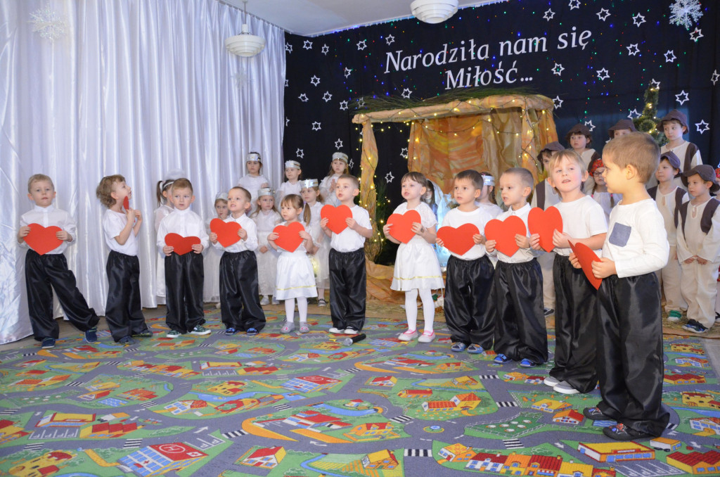 Przedszkolaki z życzeniami dla podopiecznych domów opieki [zdjęcia]