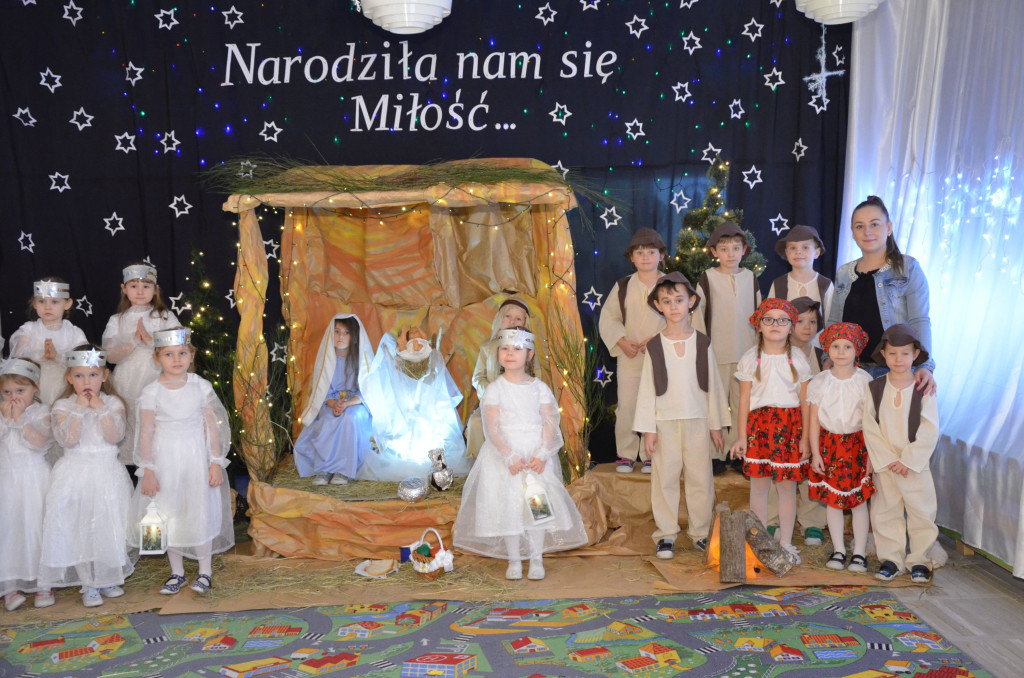 Przedszkolaki z życzeniami dla podopiecznych domów opieki [zdjęcia]