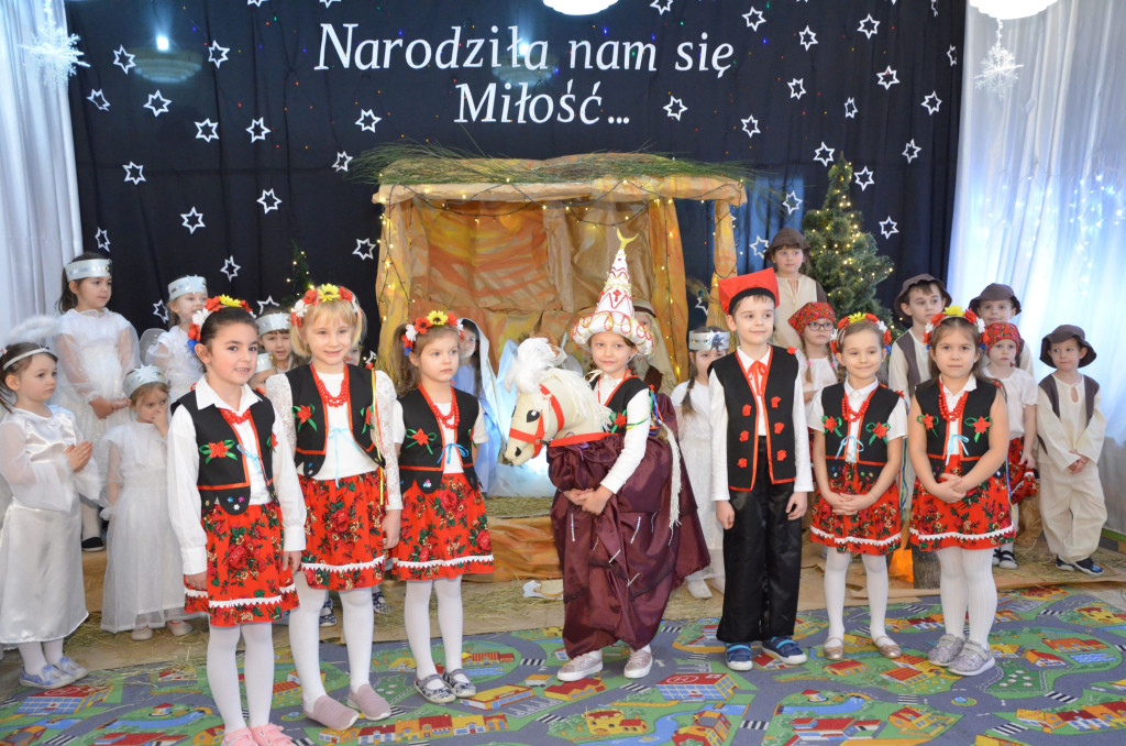 Przedszkolaki z życzeniami dla podopiecznych domów opieki [zdjęcia]