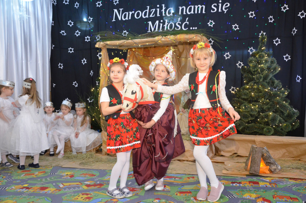 Przedszkolaki z życzeniami dla podopiecznych domów opieki [zdjęcia]