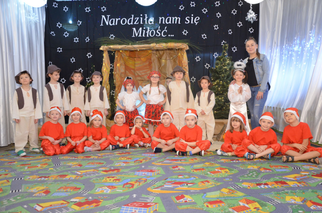 Przedszkolaki z życzeniami dla podopiecznych domów opieki [zdjęcia]