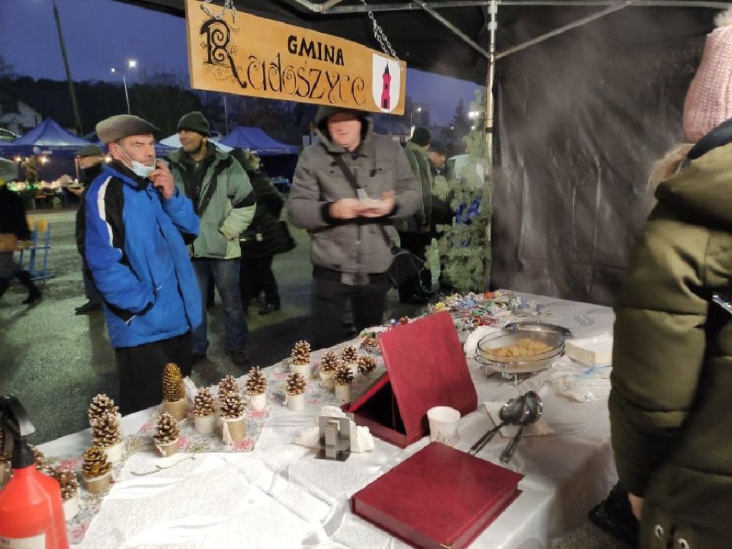 Słynny kugiel i teatr ognia na jarmarku w Nowinach [zdjęcia]