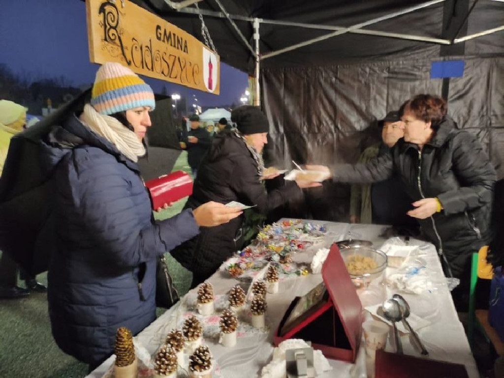 Słynny kugiel i teatr ognia na jarmarku w Nowinach [zdjęcia]