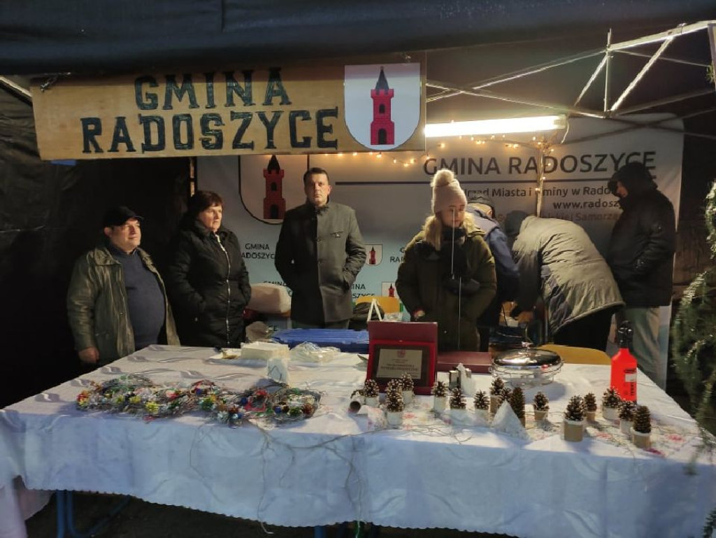 Słynny kugiel i teatr ognia na jarmarku w Nowinach [zdjęcia]