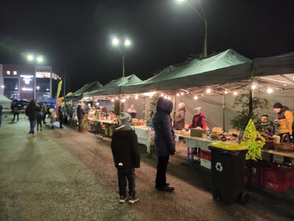 Słynny kugiel i teatr ognia na jarmarku w Nowinach [zdjęcia]