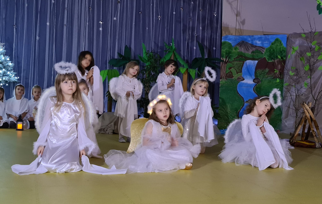 Wirtualne jasełka w Prywatnej Szkole Podstawowej oraz Przedszkolu Bajkowa Kraina w Końskich [wideo, zdjęcia]
