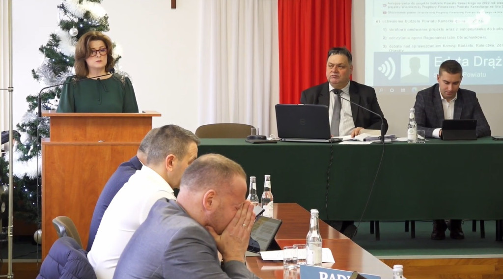 Powiat konecki ze zrównoważonym budżetem na 2022 rok [wideo, zdjęcia]