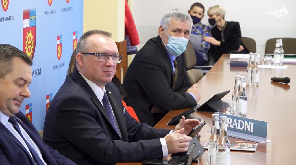 Powiat konecki ze zrównoważonym budżetem na 2022 rok [wideo, zdjęcia]