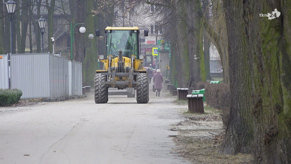 Końskie: Zmienia się park i jego otoczenie [wideo]
