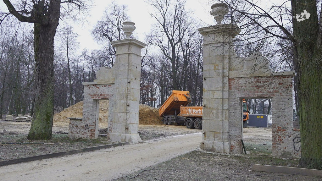 Końskie: Zmienia się park i jego otoczenie [wideo]