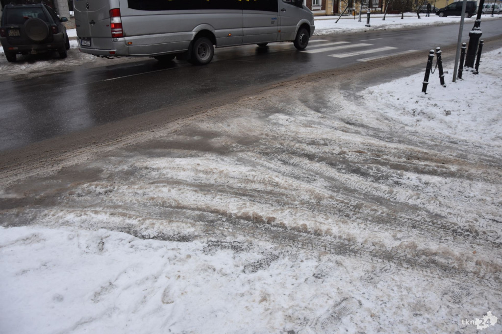 Śliskie drogi i chodniki w powiecie. Kto za to odpowiada?