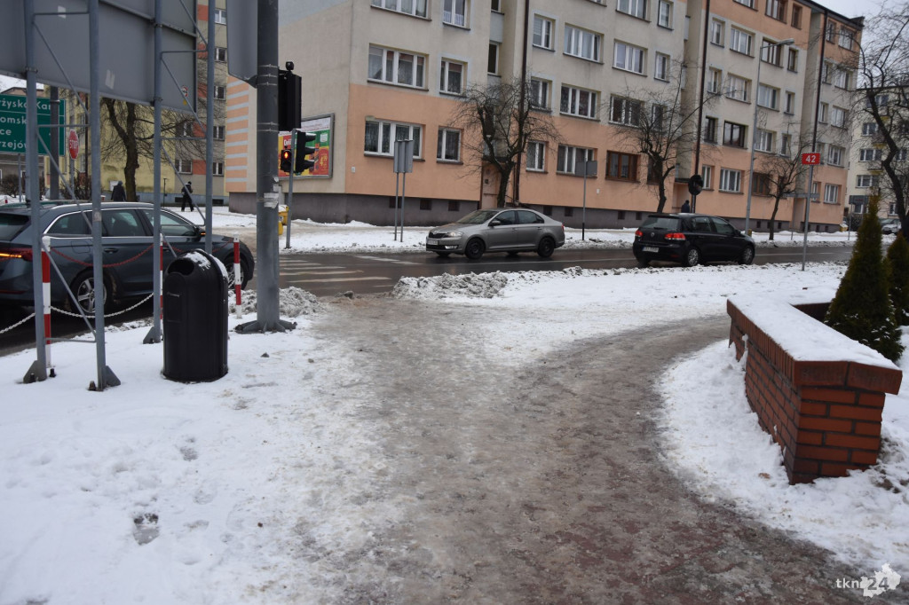 Śliskie drogi i chodniki w powiecie. Kto za to odpowiada?