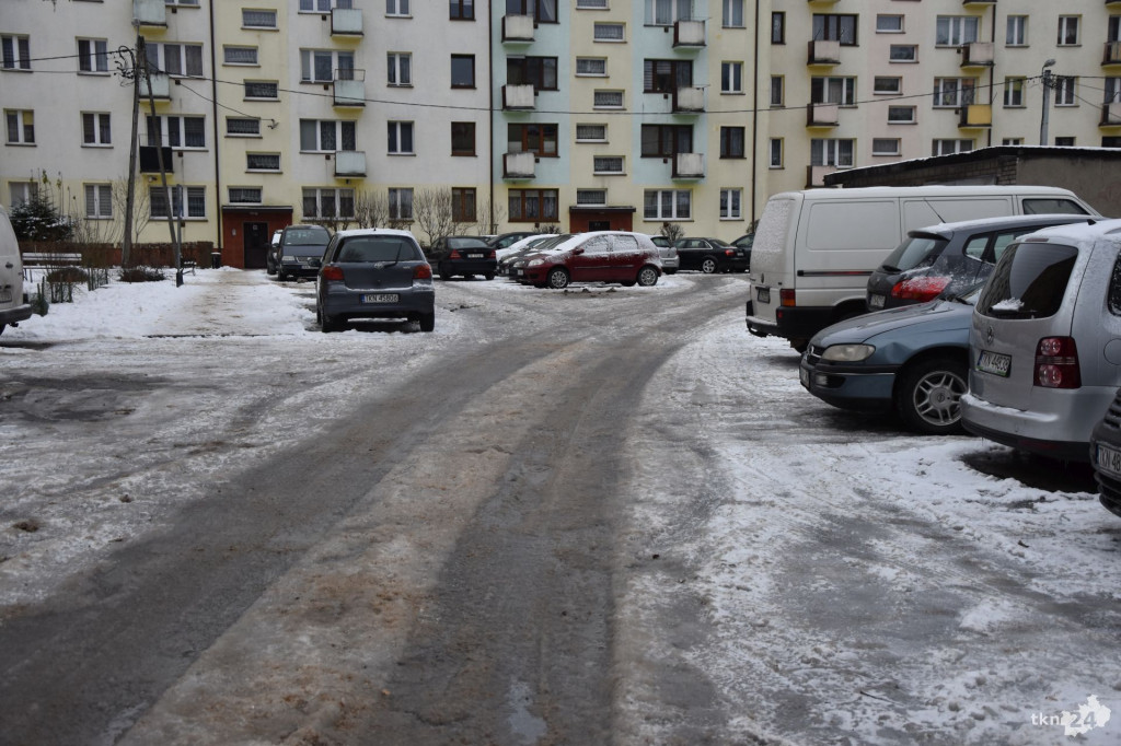 Śliskie drogi i chodniki w powiecie. Kto za to odpowiada?