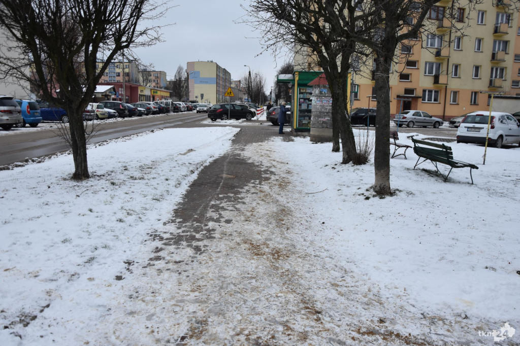 Śliskie drogi i chodniki w powiecie. Kto za to odpowiada?