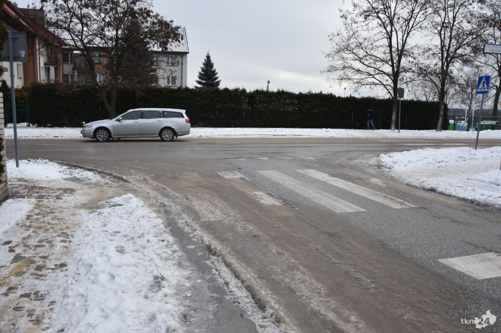 Śliskie drogi i chodniki w powiecie. Kto za to odpowiada?