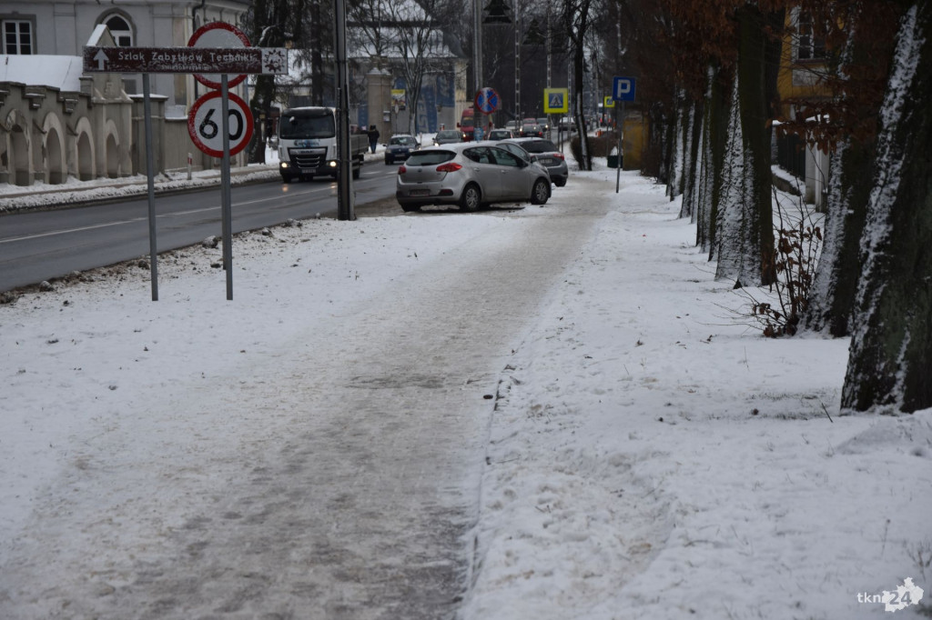 Śliskie drogi i chodniki w powiecie. Kto za to odpowiada?