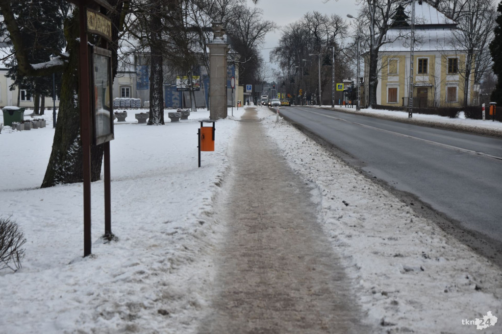 Śliskie drogi i chodniki w powiecie. Kto za to odpowiada?