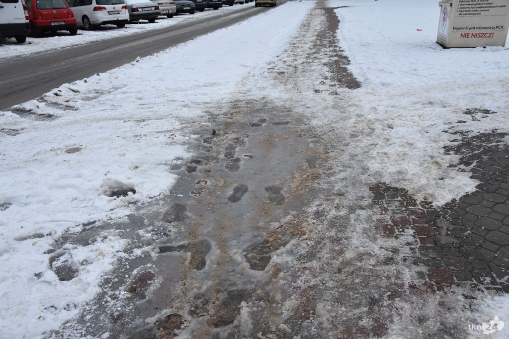 Śliskie drogi i chodniki w powiecie. Kto za to odpowiada?