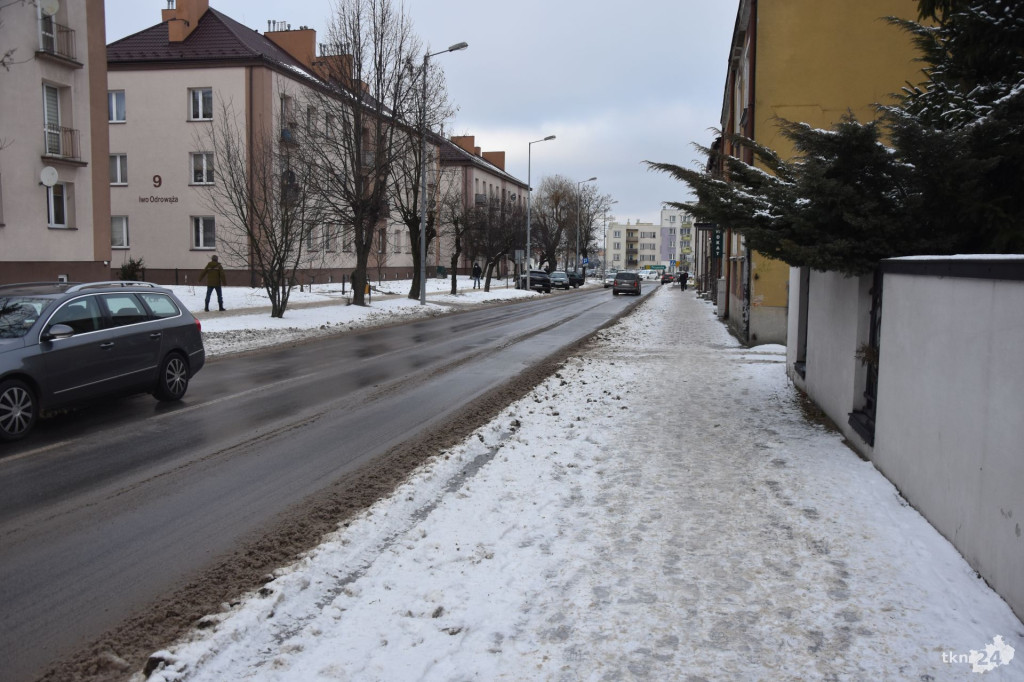 Śliskie drogi i chodniki w powiecie. Kto za to odpowiada?