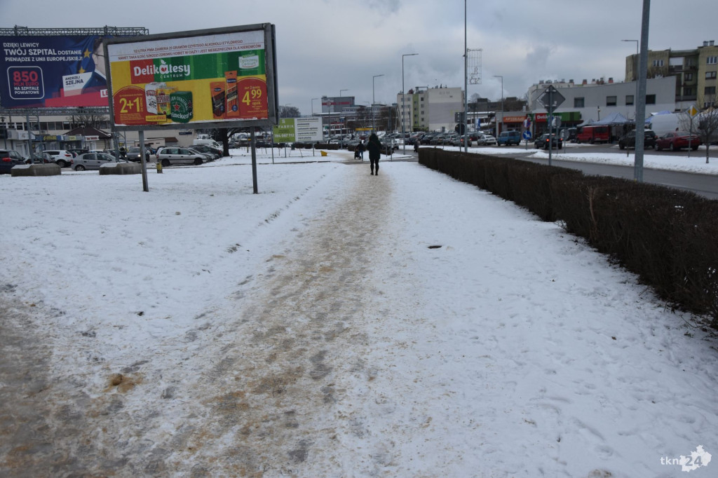 Śliskie drogi i chodniki w powiecie. Kto za to odpowiada?