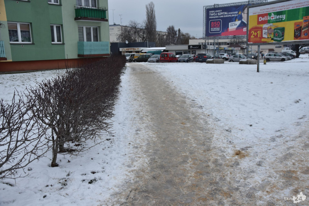 Śliskie drogi i chodniki w powiecie. Kto za to odpowiada?