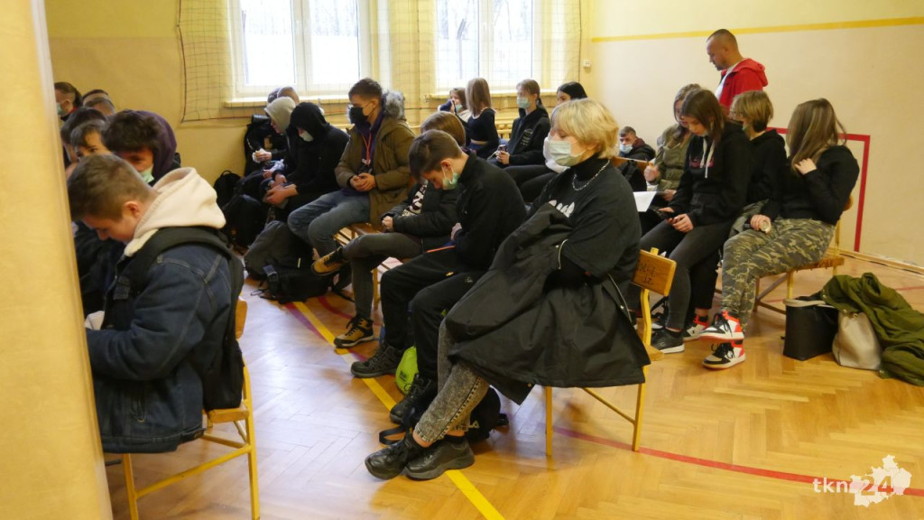 Czad `cichy zabójca`. Prelekcja edukacyjna w ZSP II w Końskich [wideo, zdjęcia]