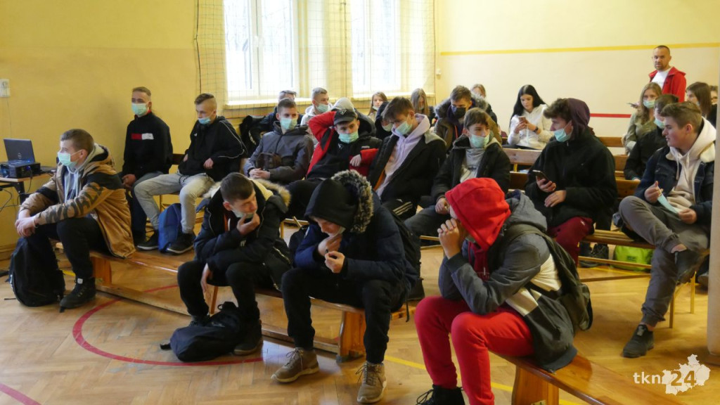 Czad `cichy zabójca`. Prelekcja edukacyjna w ZSP II w Końskich [wideo, zdjęcia]
