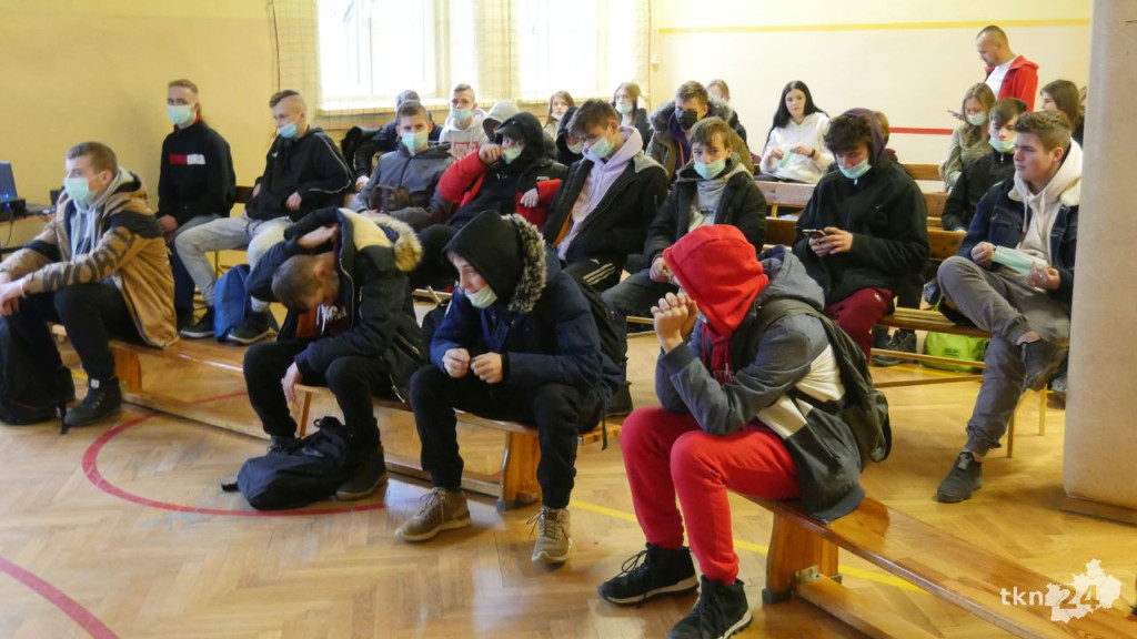 Czad `cichy zabójca`. Prelekcja edukacyjna w ZSP II w Końskich [wideo, zdjęcia]