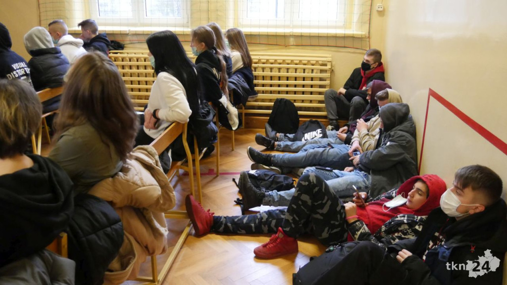 Czad `cichy zabójca`. Prelekcja edukacyjna w ZSP II w Końskich [wideo, zdjęcia]