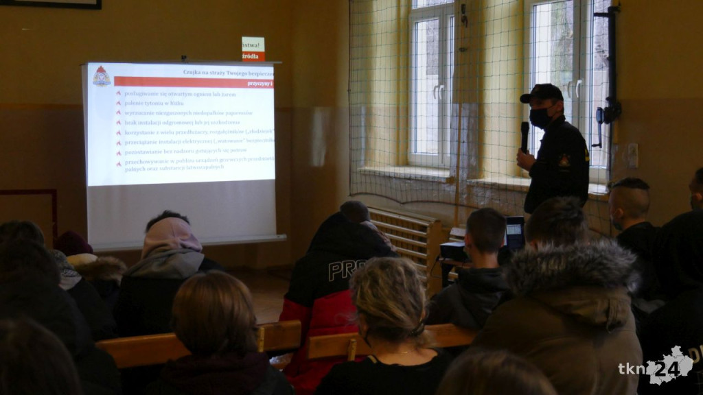 Czad `cichy zabójca`. Prelekcja edukacyjna w ZSP II w Końskich [wideo, zdjęcia]