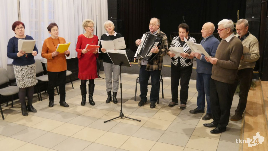 Seniorzy zaśpiewają kolędy i pastorałki! Obejrzycie je w TKN24 [wideo, zdjęcia]