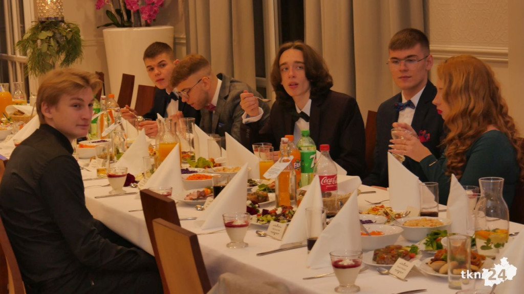 WIDEO: Studniówka II LO w Końskich