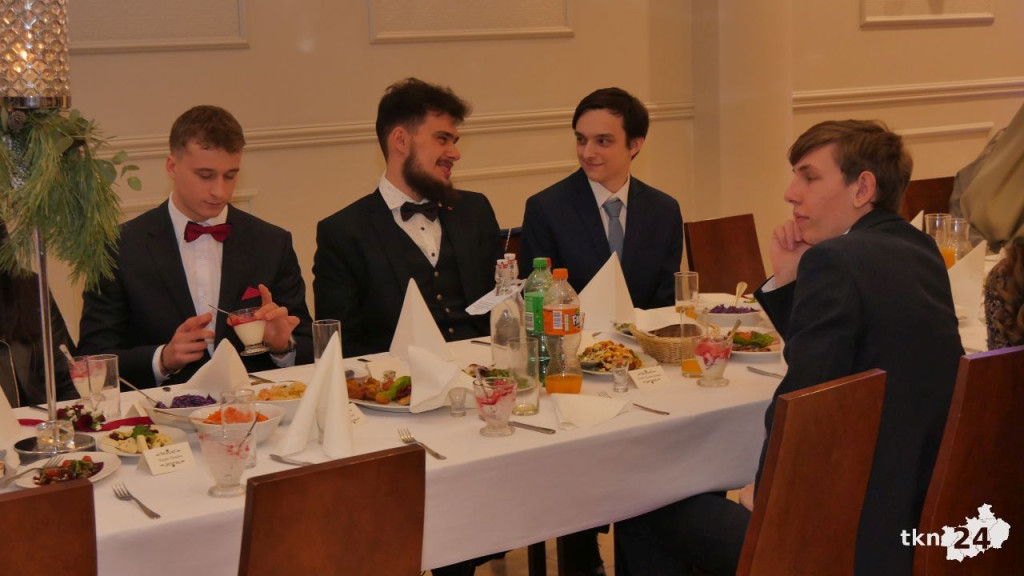 WIDEO: Studniówka II LO w Końskich