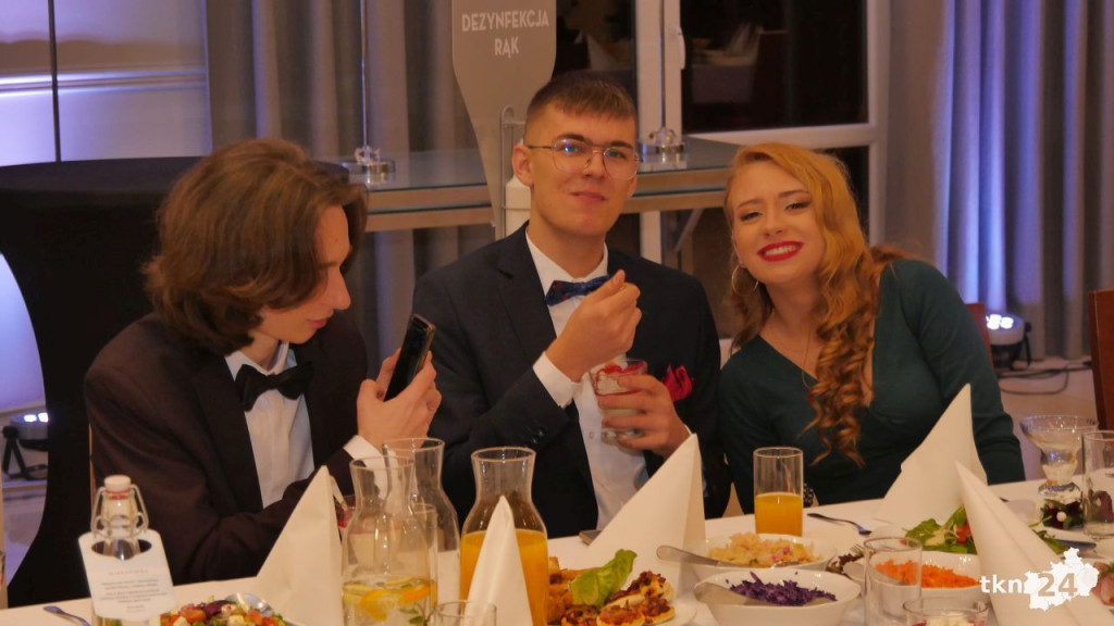 WIDEO: Studniówka II LO w Końskich