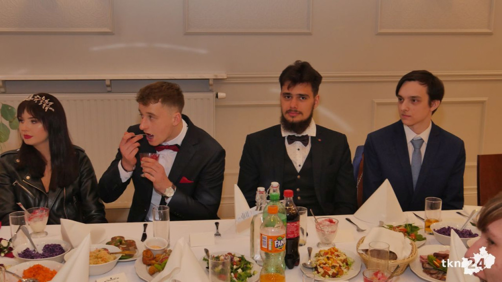 WIDEO: Studniówka II LO w Końskich