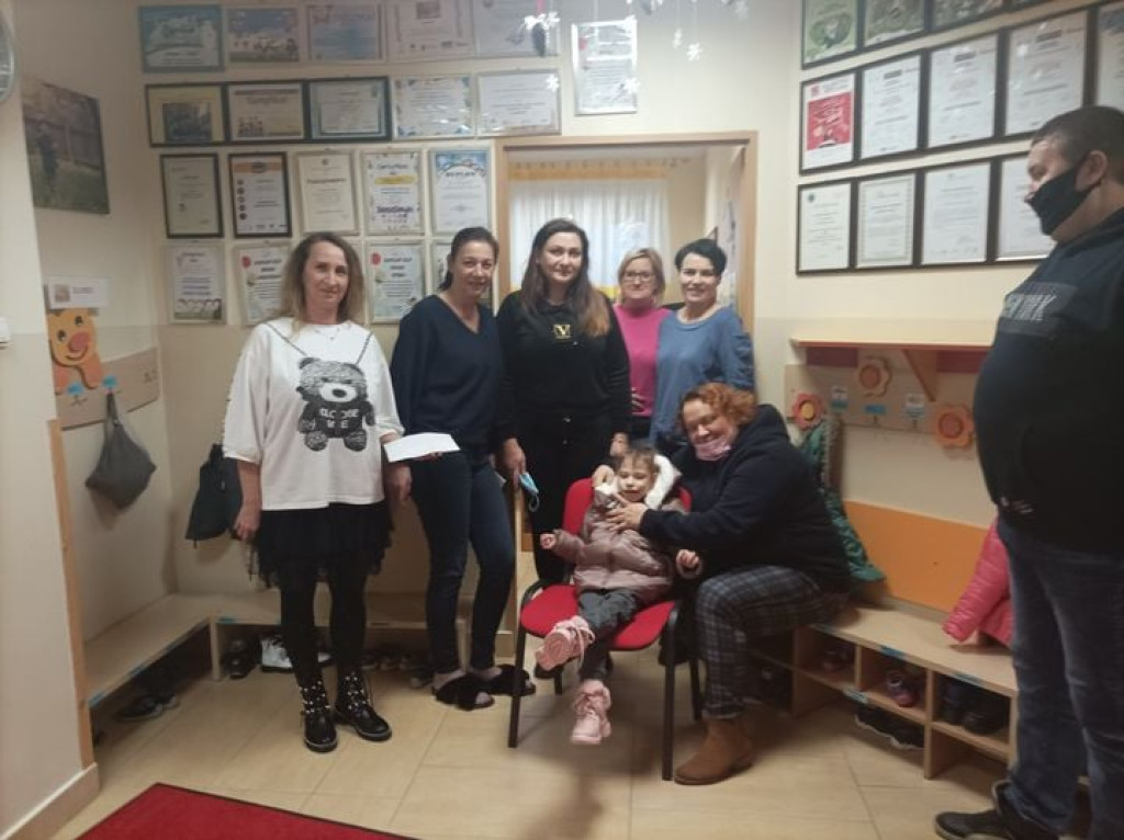 Kiermasz świąteczny na rzecz Oliwki Nowek i ośrodka `Przyjazne Schody`! Tak pomaga szkolna społeczność [zdjęcia]