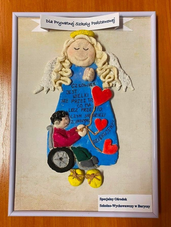 Kiermasz świąteczny na rzecz Oliwki Nowek i ośrodka `Przyjazne Schody`! Tak pomaga szkolna społeczność [zdjęcia]