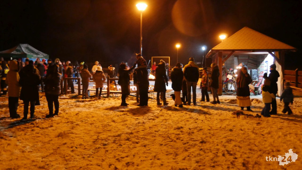 Finał WOŚP w gminie Smyków. Rajd z pochodniami i poczęstunek przy ognisku [wideo, zdjęcia]