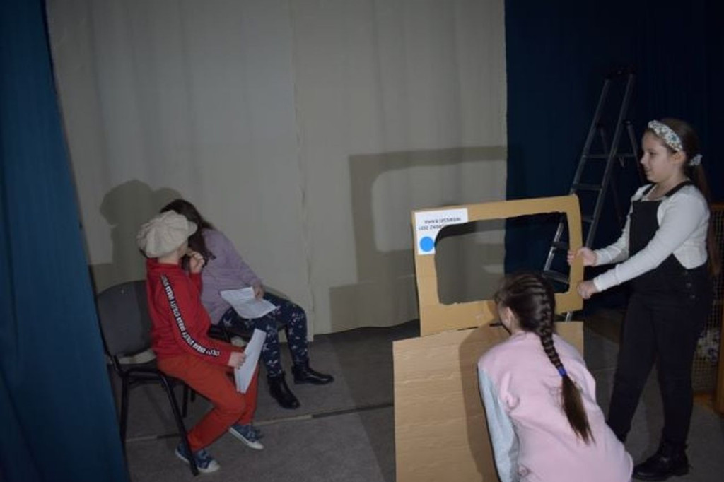 Teatr cieni i `dzieci-seniorzy`. Podsumowanie ferii zimowych 2022 z CKiAL w Gowarczowie [zdjęcia]