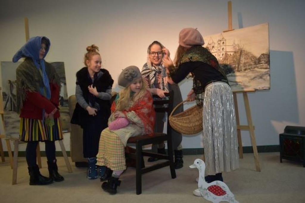 Teatr cieni i `dzieci-seniorzy`. Podsumowanie ferii zimowych 2022 z CKiAL w Gowarczowie [zdjęcia]