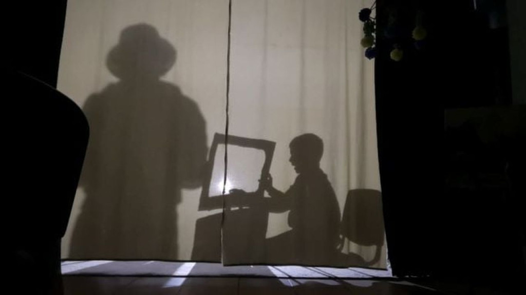 Teatr cieni i `dzieci-seniorzy`. Podsumowanie ferii zimowych 2022 z CKiAL w Gowarczowie [zdjęcia]