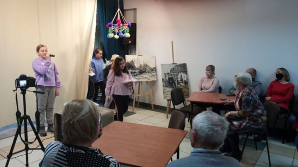 Teatr cieni i `dzieci-seniorzy`. Podsumowanie ferii zimowych 2022 z CKiAL w Gowarczowie [zdjęcia]