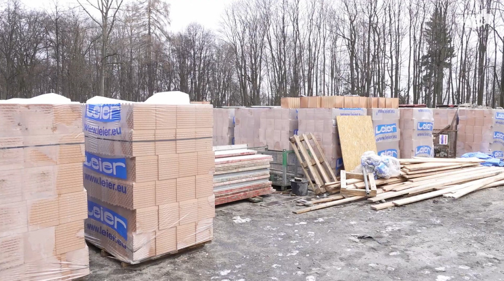 Sprawdzamy jak przebiega budowa hali widowiskowej w Końskich [zdjęcia, wideo]