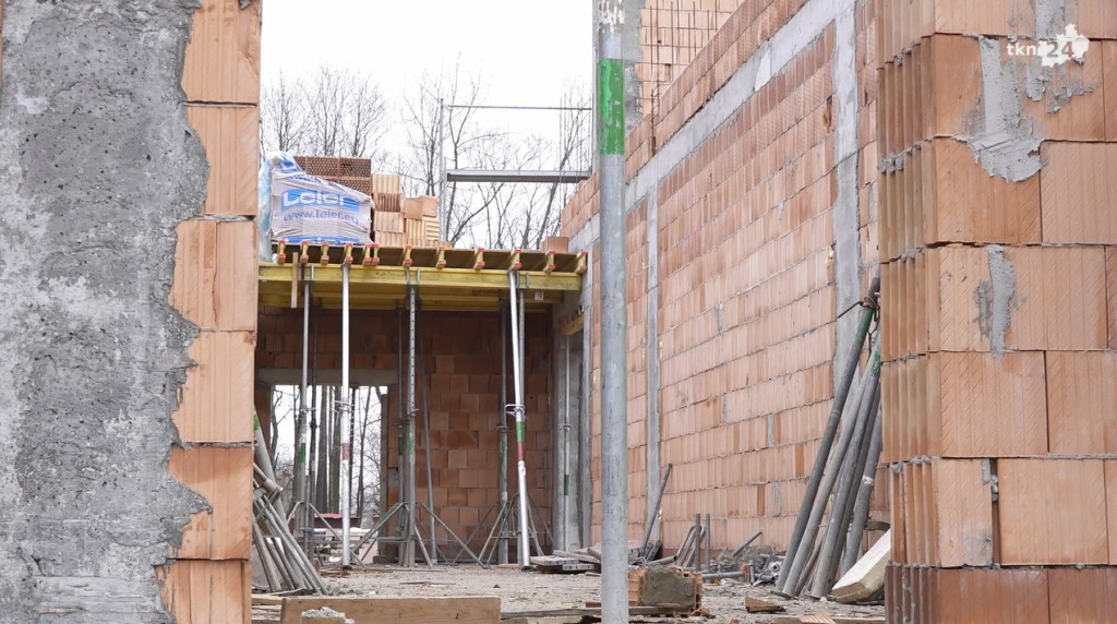 Sprawdzamy jak przebiega budowa hali widowiskowej w Końskich [zdjęcia, wideo]