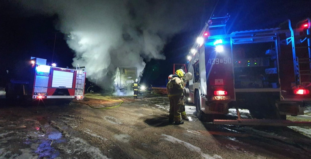 Pożar samochodu w Cisie w gminie Ruda Maleniecka [zdjęcia]
