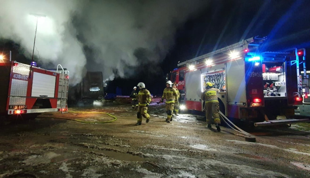 Pożar samochodu w Cisie w gminie Ruda Maleniecka [zdjęcia]